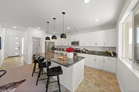 Kitchen - 35172 Bergamot Cv, Fallbrook, CA 92028 photo 5 of 6