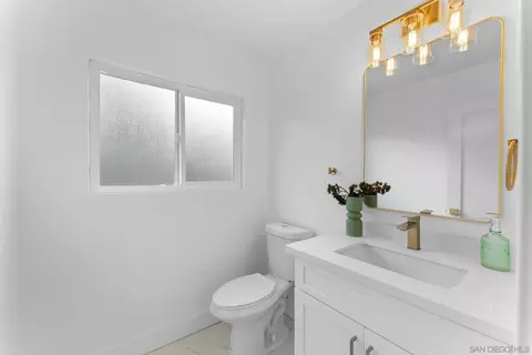 Bath - 1215 Armstrong Cir, Escondido, CA 92027 photo 3 of 4