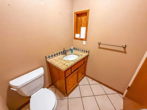 Bath - 17649 Rancho De Carole Rd, Ramona, CA 92065 photo 2 of 2