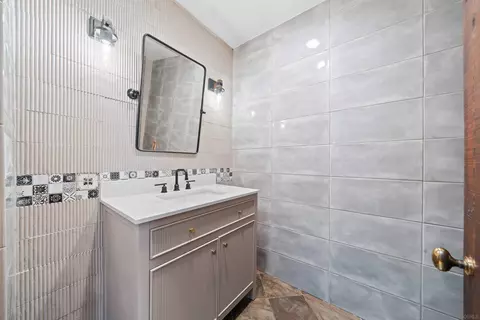 Bath - 1951 Cloverdale Rd, Escondido, CA 92027 photo 1 of 6