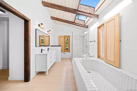 Bath - 1951 Cloverdale Rd, Escondido, CA 92027 photo 3 of 6