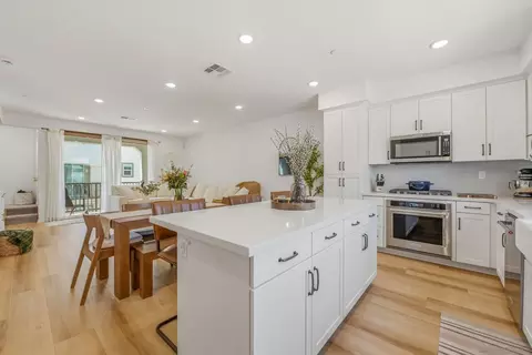 Kitchen - 433 Jupiter Gln, Escondido, CA 92025 photo 4 of 4