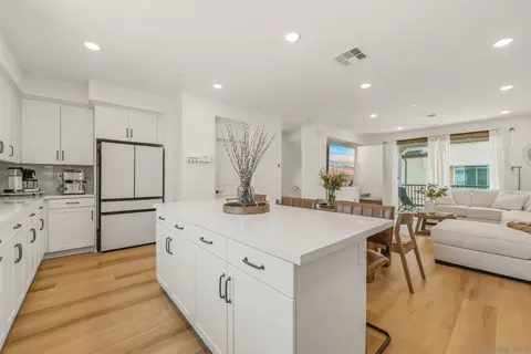 Kitchen - 433 Jupiter Gln, Escondido, CA 92025 photo 3 of 4