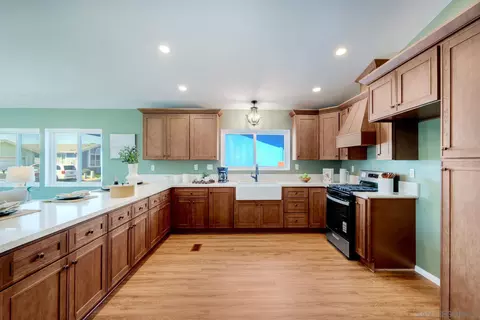 Kitchen - 15935 Spring Oaks Rd #SPC 34, El Cajon, CA 92021 photo 3 of 4