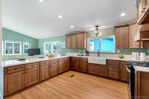 Kitchen - 15935 Spring Oaks Rd #SPC 34, El Cajon, CA 92021 photo 4 of 4