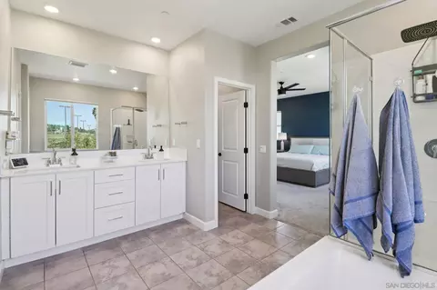 Bath - 10128 Hercules Way, Spring Valley, CA 91977 photo 5 of 6