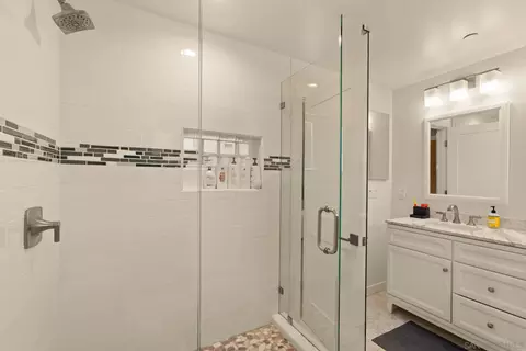 Bath - 418 Parkwood Ln, Encinitas, CA 92024 photo 4 of 7