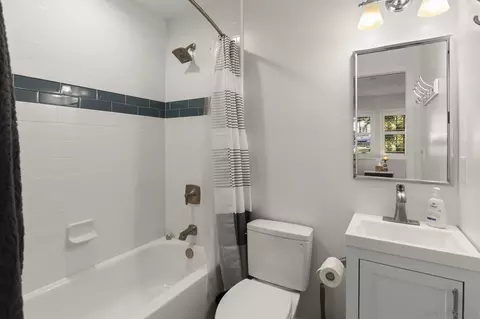 Bath - 418 Parkwood Ln, Encinitas, CA 92024 photo 2 of 7
