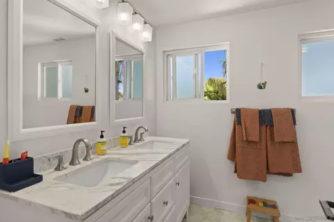 Bath - 418 Parkwood Ln, Encinitas, CA 92024 photo 3 of 7