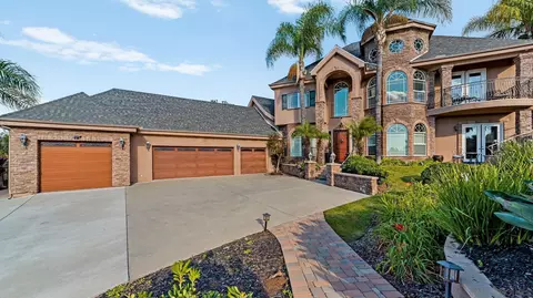 2270 Summit Dr, Escondido, CA 92025