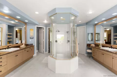 Bath - 521 Latigo Row, Encinitas, CA 92024 photo 2 of 5