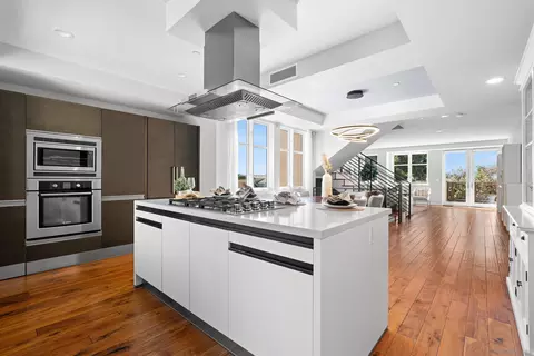 215 2nd St #101, Encinitas, CA 92024