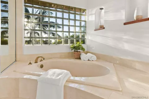 Bath - 224 Seeman Dr, Encinitas, CA 92024 photo 6 of 6