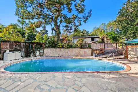 320 Beaumont Dr, Vista, CA 92084