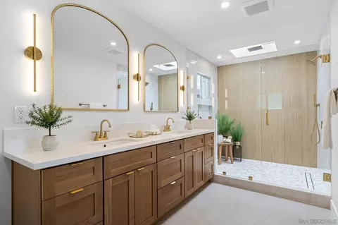 Bath - 4242 Avenida Gregory, Spring Valley, CA 91977 photo 2 of 7
