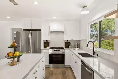 Kitchen - 38795 Harris Trl, Fallbrook, CA 92028 photo 2 of 6
