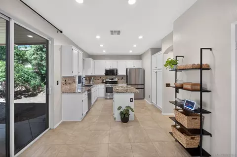 Kitchen - 43165 Sereno Dr, Temecula, CA 92592 photo 3 of 5