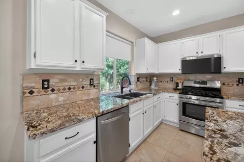 Kitchen - 43165 Sereno Dr, Temecula, CA 92592 photo 5 of 5