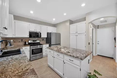 Kitchen - 43165 Sereno Dr, Temecula, CA 92592 photo 2 of 5