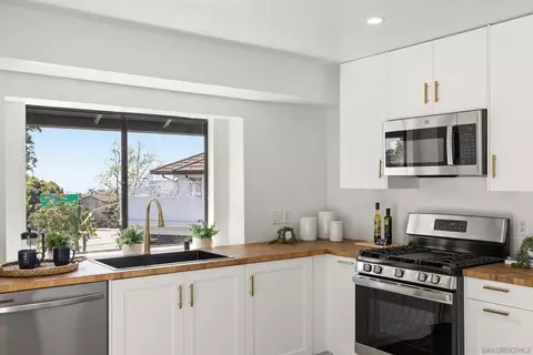 Kitchen - 863 Violet Ct, Carlsbad, CA 92011 photo 3 of 4