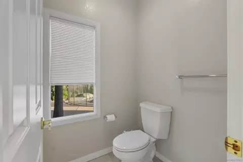 Bath - 2464 Canyon Creek Rd, Escondido, CA 92025 photo 4 of 6