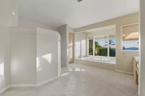 Bath - 2464 Canyon Creek Rd, Escondido, CA 92025 photo 3 of 6