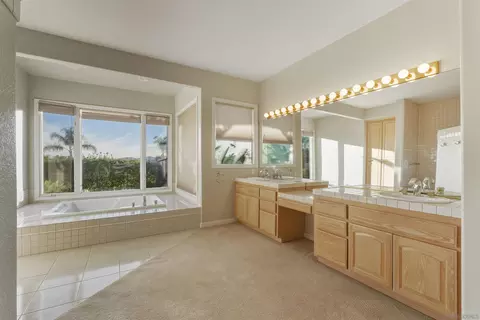 Bath - 2464 Canyon Creek Rd, Escondido, CA 92025 photo 1 of 6