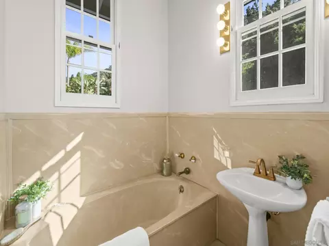 Bath - 7753 Via Capri, La Jolla, CA 92037 photo 3 of 8