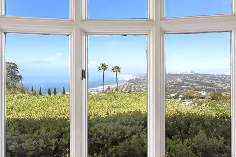 View/Area - 2302 Rue Adriane, La Jolla, CA 92037 photo 3 of 4