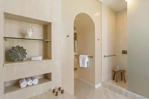 Bath - 2302 Rue Adriane, La Jolla, CA 92037 photo 2 of 5