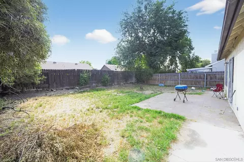 Exterior - 1072 Violet St, Hemet, CA 92545 photo 2 of 3