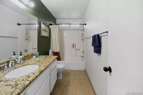 Bath - 1072 Violet St, Hemet, CA 92545 photo 2 of 3