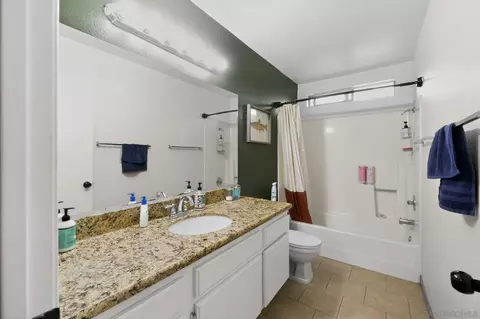 Bath - 1072 Violet St, Hemet, CA 92545 photo 3 of 3