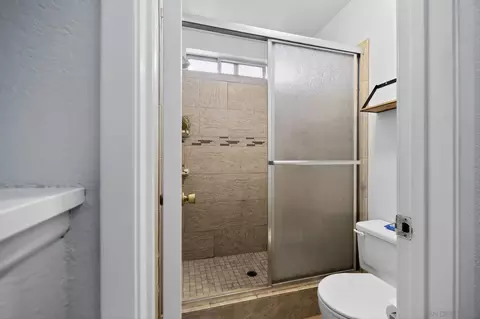 Bath - 1072 Violet St, Hemet, CA 92545 photo 1 of 3