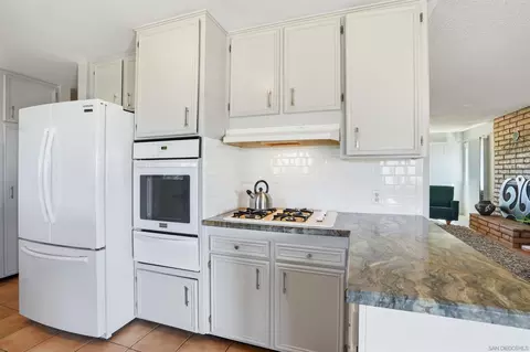 Kitchen - 2384 Glenn Rd, Fallbrook, CA 92028 photo 2 of 3