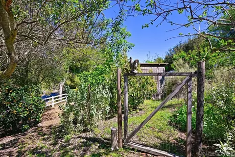 Exterior - 1282 Olive Ave, Fallbrook, CA 92028 photo 7 of 10