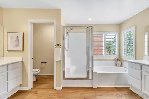 Bath - 423 Cornwall Gln, Escondido, CA 92027 photo 1 of 5