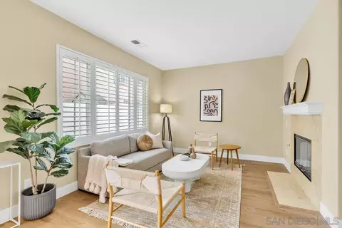 Living - 423 Cornwall Gln, Escondido, CA 92027 photo 3 of 4