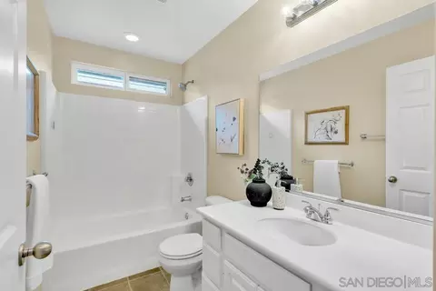 Bath - 423 Cornwall Gln, Escondido, CA 92027 photo 4 of 5