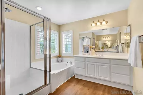 Bath - 423 Cornwall Gln, Escondido, CA 92027 photo 2 of 5