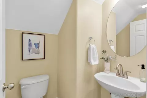 Bath - 423 Cornwall Gln, Escondido, CA 92027 photo 5 of 5