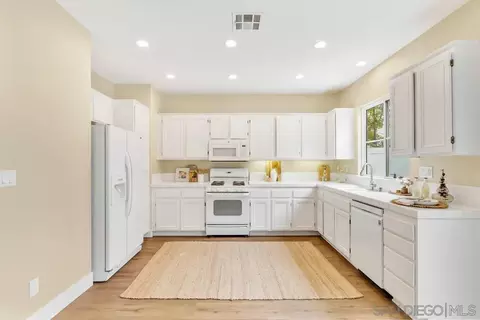 Kitchen - 423 Cornwall Gln, Escondido, CA 92027 photo 2 of 3