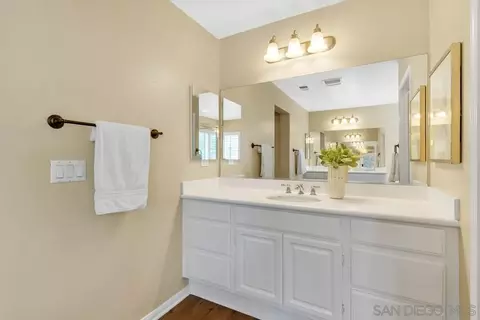 Bath - 423 Cornwall Gln, Escondido, CA 92027 photo 3 of 5