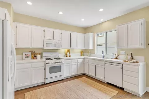 Kitchen - 423 Cornwall Gln, Escondido, CA 92027 photo 3 of 3