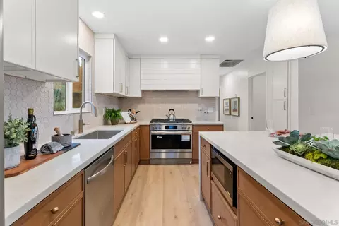 Kitchen - 9185 Altamont Rd, La Mesa, CA 91942 photo 4 of 6