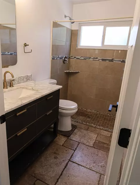 Bath - 1134 Mcdonald Rd, Fallbrook, CA 92028 photo 2 of 3