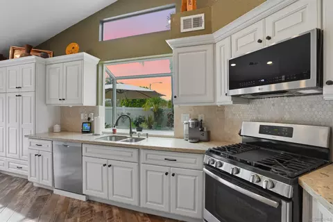 Kitchen - 397 Moonstone Bay, Oceanside, CA 92057 photo 3 of 3