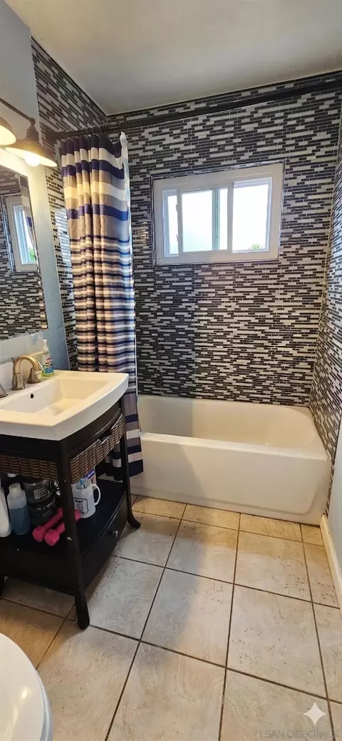 Bath - 727 N Main Ave, Fallbrook, CA 92028 photo 1 of 2