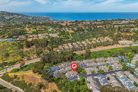 View/Area - 8028 Caminito Mallorca, La Jolla, CA 92037 photo 2 of 9