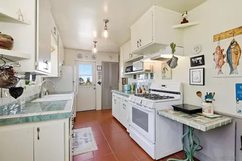 Kitchen - 425 S Horne St, Oceanside, CA 92054 photo 2 of 4